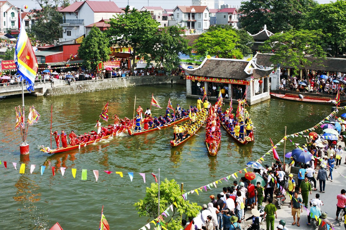 Khai hội đua thuyền làng Đăm, Phạm Minh Thúy (Hà Nội)